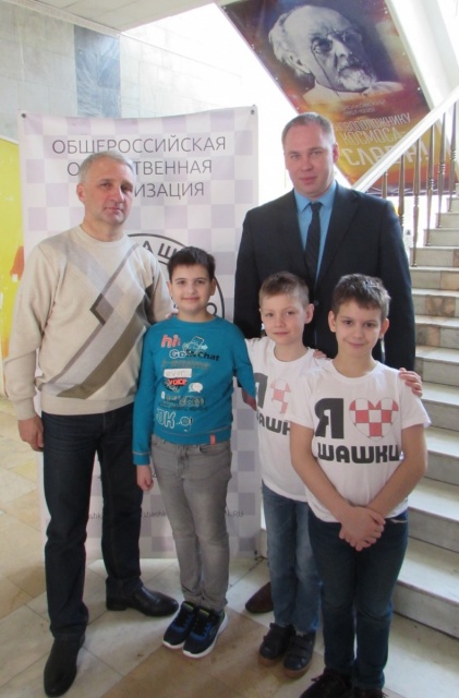 Васенькин дети и кто-то.jpg Васенькин дети и кто-то.jpg